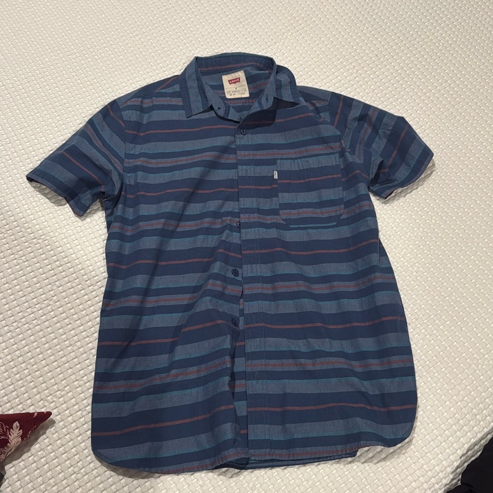 Levi’s Short Sleeved Button Down- Blue Striped Pattern